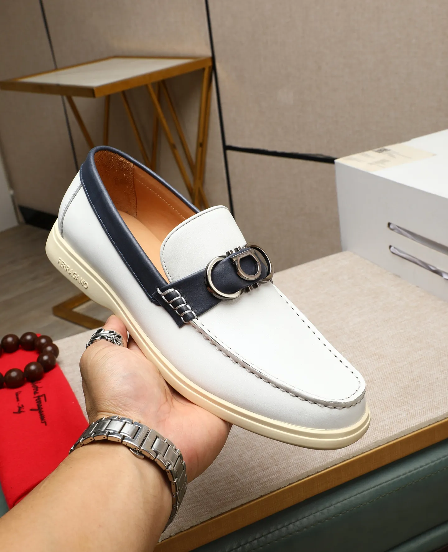 Men's shoes 💰580 📛📛(water-dyed cow lining) Salvatore Ferragamo high-end (Salvatore Ferragamo) is the top international luxury footwear brand. It comes from the fashion kingdom of Italy. It is famous all over the world for its traditional handmade design and novel styles... 🚶🏻🚶🏻New suit shoes are available simultaneously at the counter. This style is purely handmade. The fabric is imported Italian calfskin➕Soft water-dyed cowhide lining. Original authentic outsole🌀🌀Size: 38➖44 (45 46 customized)